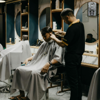 Mulher em salão de beleza